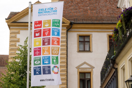 Fotografie: Fahne mit den Zielen für nachhaltige Entwicklung auf dem Kohlenmarkt