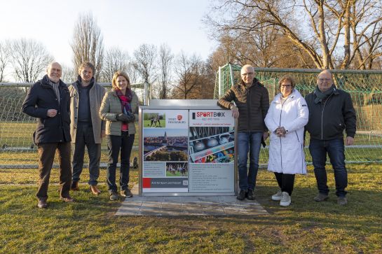 Fotografie: Die Stadträte Joachim Graf und Thomas Mayr, Bürgermeisterin Dr. Astrid Freudenstein, Sportamtsleiter Johann Nuber sowie die Stadträte Ellen Bogner und Ernst Zierer bei der Vorstellung der Sportbox