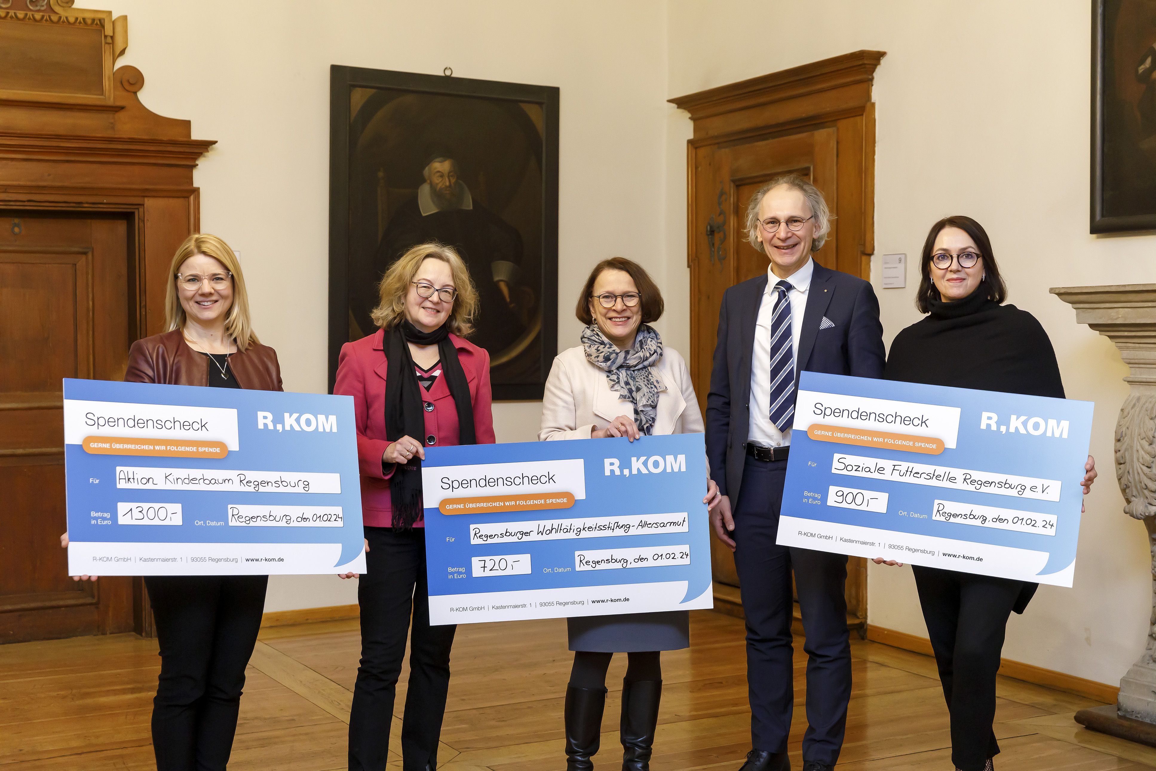 Foto Spendenübergabe, Melanie Brunner, Aktion Kinderbaum, Stiftungsleiterin Christiana Schmidbauer, Oberbürgermeisterin Gertrud Maltz-Schwarzfischer, Geschäftsführer Alfred Rauscher, R-Kom, Claudia Hupfloher, Soziale Futterstelle Regensburg