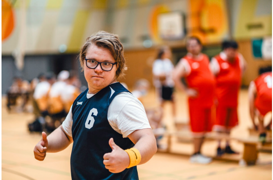 Fotografie: Ein Sportler reckt die Daumen nach oben.