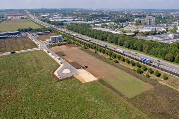 Aus der Luft ist die Dimension des Neubaus an der Autobahn erkennbar