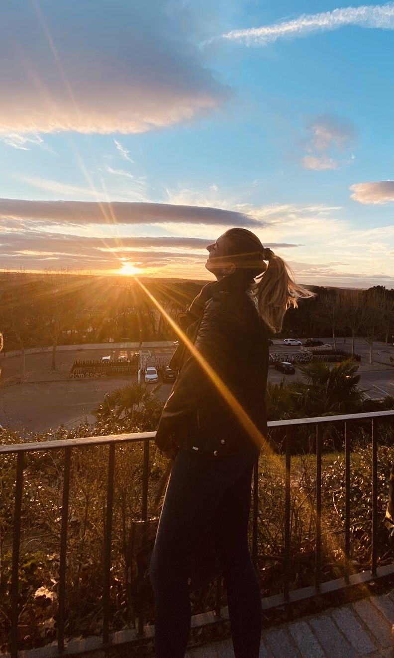 Frau von der Seite mit Blick auf einen Sonnenuntergang in Spanien
