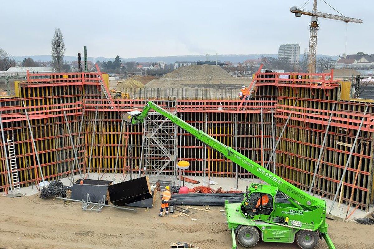 Fotografie - Neubau Klenzebrücke - auf dem Bild sieht man die Schalung zur Widerlagerwand auf der südlichen Seite
