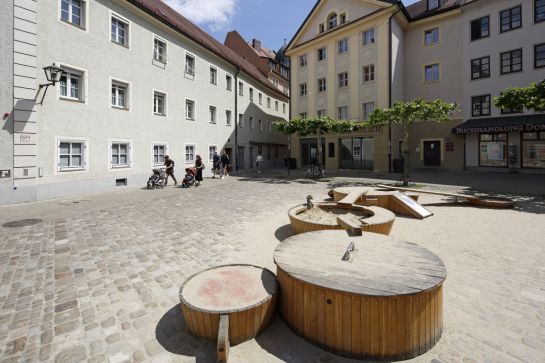Fotografie: Sitzmöglichkeiten am St.-Kassians-Platz (C) Bilddokumentation Stadt Regensburg