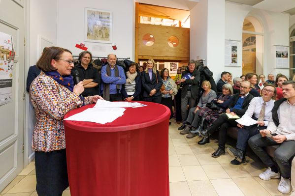 Fotografie: Oberbürgermeisterin Gertrud Maltz-Schwarzfischer bei der Ansprache zur Ausstellungseröffnung