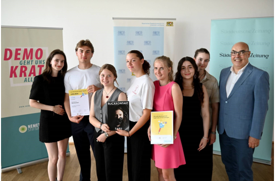 Fotografie: Mitglieder der Redaktion mit Betreuungslehrer Michael Hartmann