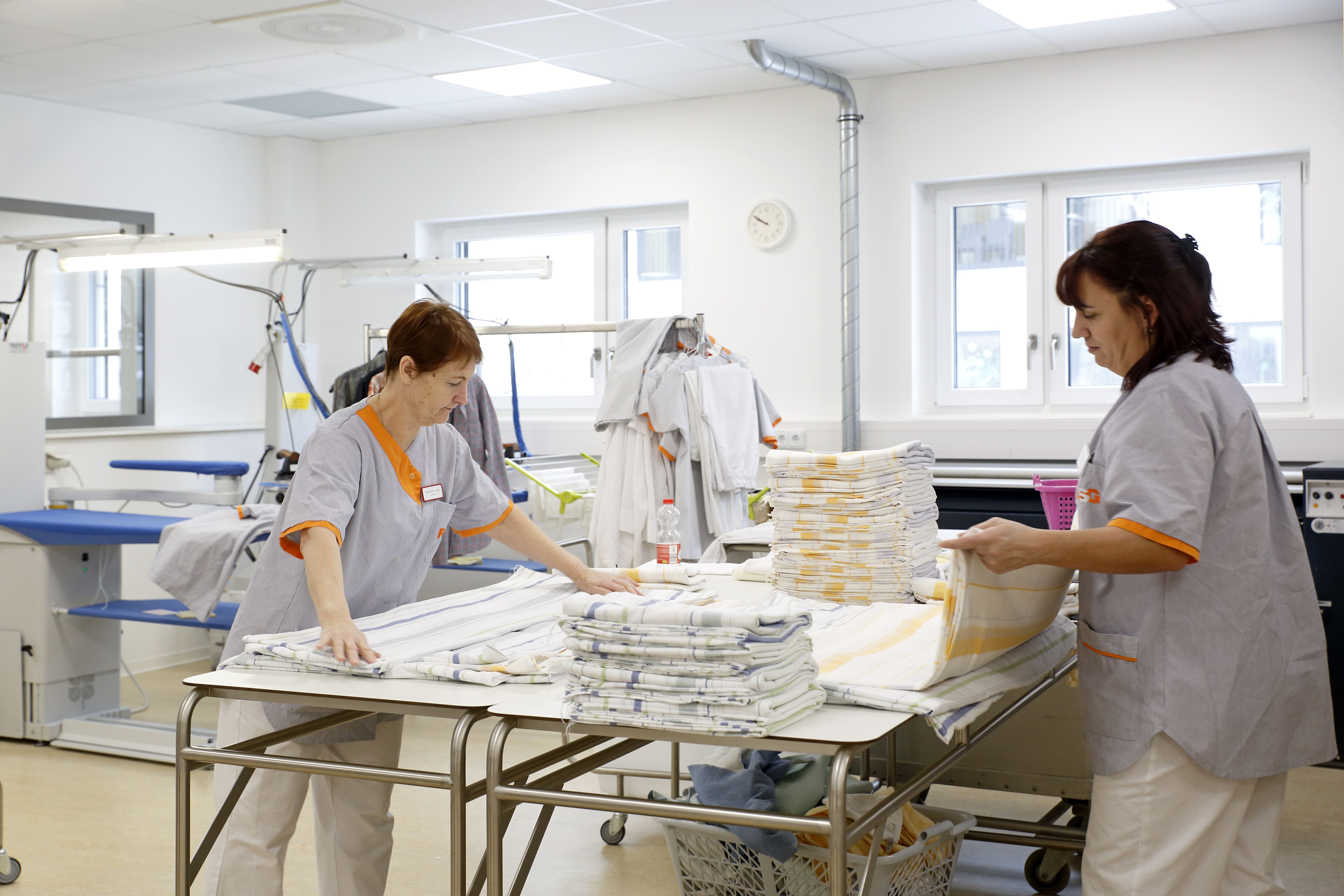 Fotografie: Zwei Damen arbeiten in der Wäscherei.