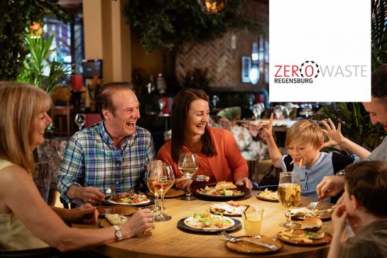 Zero Waste - Fokusgruppe Gastgewerbe ©Graham Oliver / 123rf.com Symbolbild – Familie sitzt im Restaurant am Esstisch (C) Graham Oliver / 123rf.com