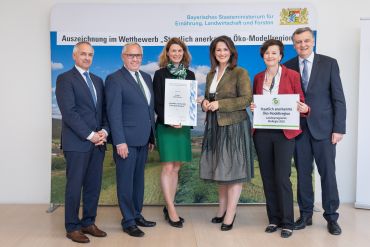 von links: Thomas Gollwitzer (Leiter ALE Oberpfalz), Bürgermeister Jürgen Huber, Landrätin Tanja Schweiger, Staatsministerin Michaela Kaniber, Elisabeth Sojer-Falter (Abteilungsleiterin Landratsamt Regensburg), Helmut Melchner (Leiter AELF Regensburg) (C) Seyfarth/Bayerisches Staatsministerium für Ernährung, Landwirtschaft und Forsten Die 15 neuen Öko-Modellregionen können loslegen - Regensburg