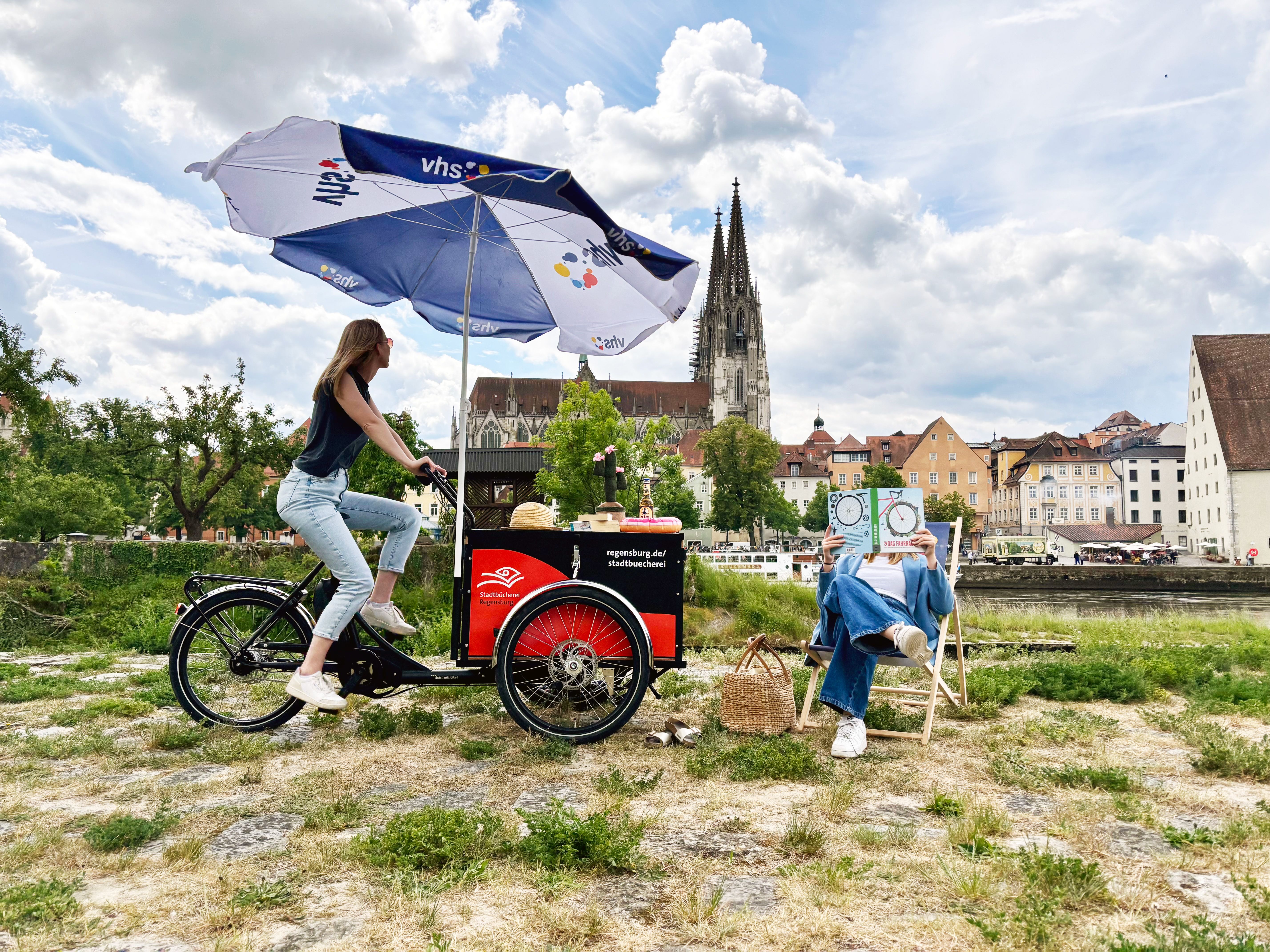 Fotografie – Ab sofort sind vhs und Stadtbücherei mit dem neuen Lastenrad im Stadtgebiet unterwegs. Am mobilen Infostand kann man sich z.B. ein Programmheft mitnehmen und sich informieren.