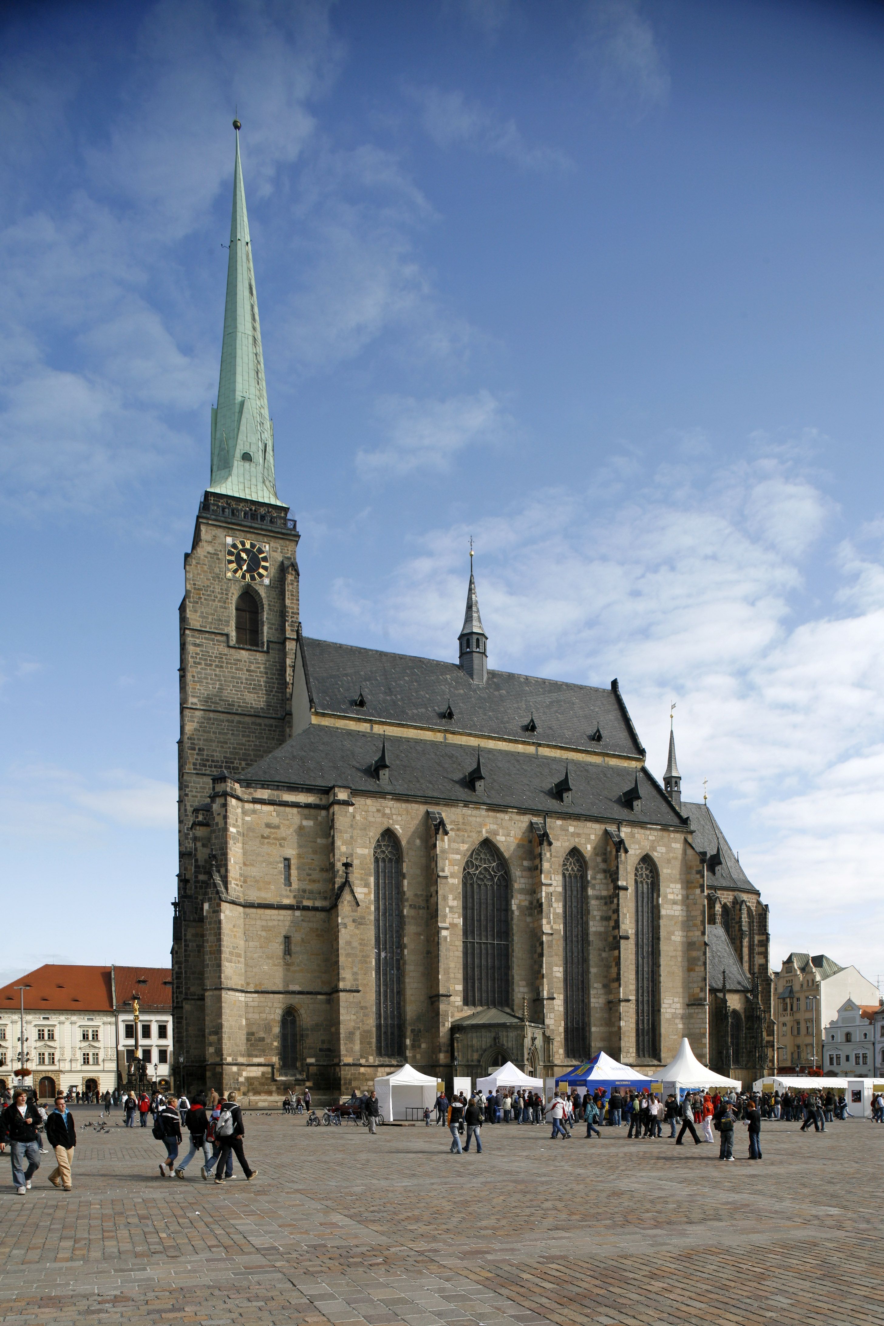 Fotografie: Die gotische St.-Bartholomäus-Kathedrale am Platz der Republik ist eines der berühmtesten Wahrzeichen Pilsens. Mit stolzen 102,26 Meter besitzt sie den höchsten Kirchturm Tschechiens.