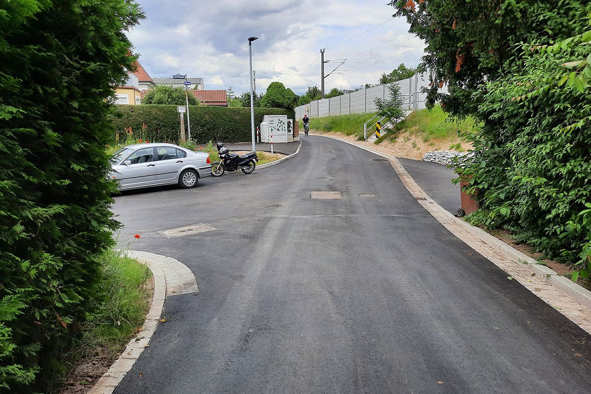 Fotografie - Der fertig gestellte Fährenweg. Er verbindet die Leichtlgasse mit der Prüfeninger Schloßstraße. Zudem
dient er als wichtige Verbindung des städtischen Hauptradroutennetzes nach Sinzing über die Bahnbrücke
