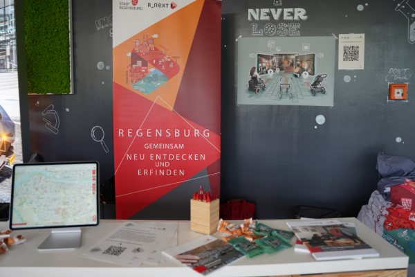 Der Stand von R_NEXT am Hackathon in der TechBase.
