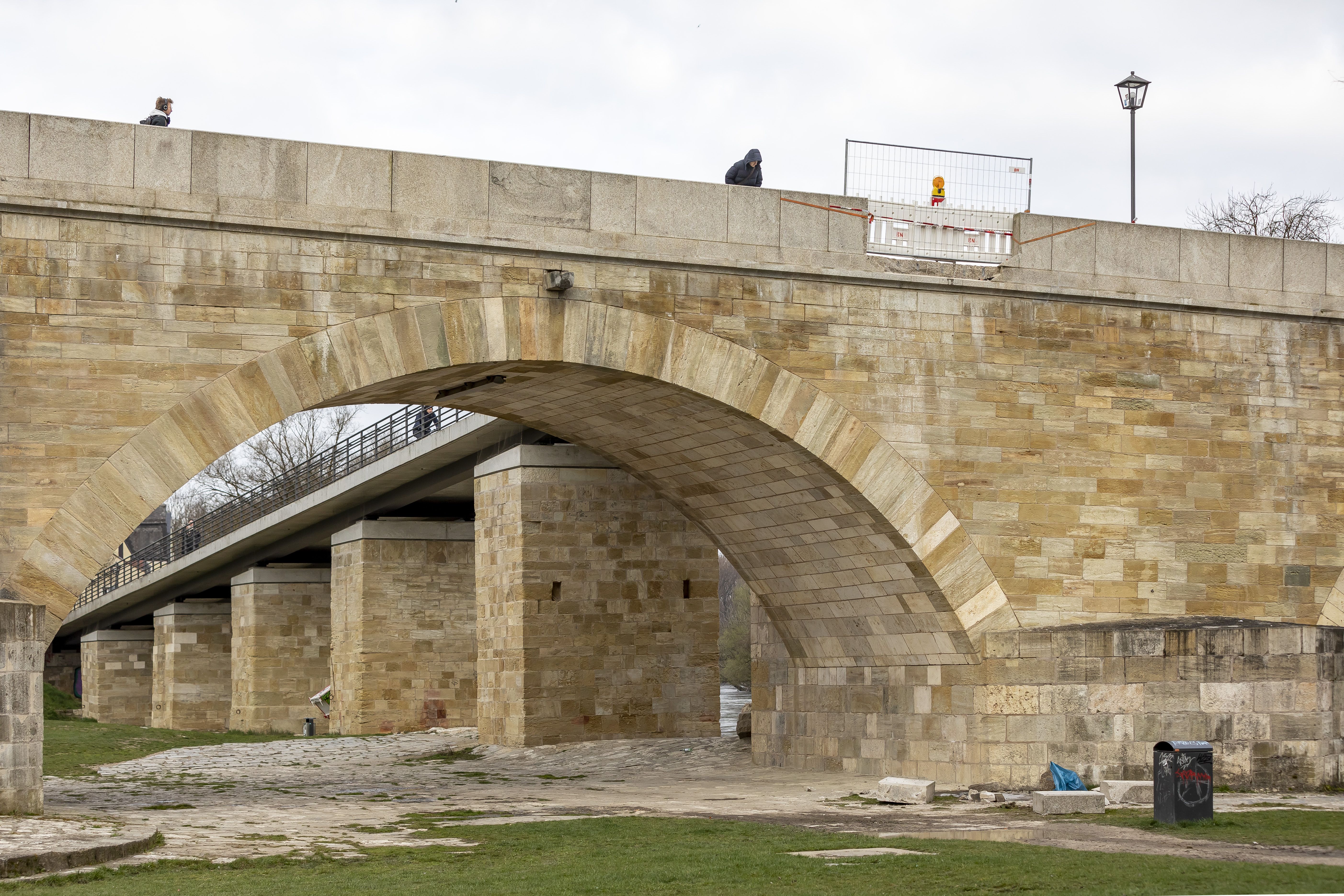 Fotografie. Blick von der Jahninsel auf die fehlenden Steine der Steinernen Brücke