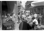Fotografie: Grillstand, Bierbänke und Besucher in einer Gasse (C) Bilddokumentation Stadt Regensburg