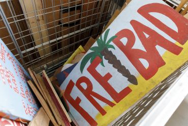 Fotografie: Ein Schild mit der Aufschrift „Freibad“ liegt in einer Gitterbox.