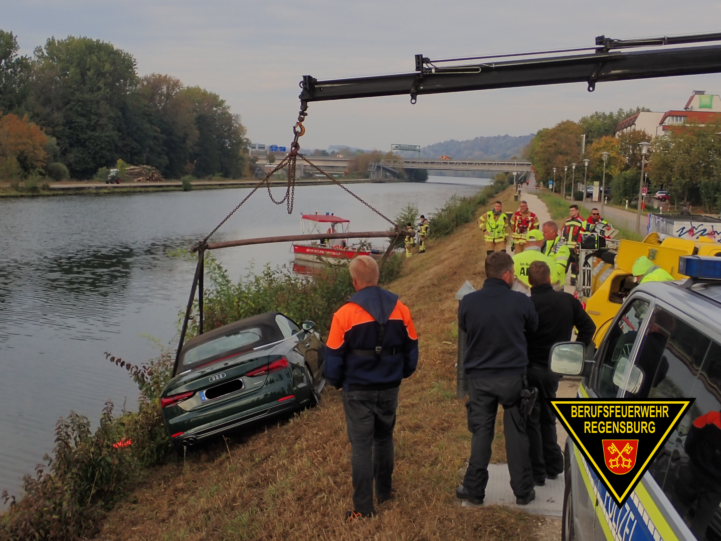 PKW wird aus dem Kanal geborgen