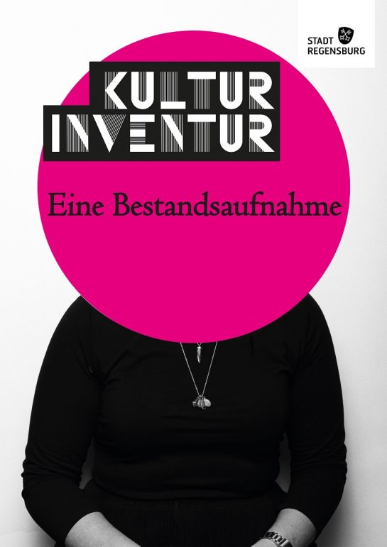 Fotomontage - blockartig, schwarz-weiß angelegter Schriftzug „Kulturinventur“, der auf einem kreisförmigen, pinken Hintergrund platziert ist. Die Kreisform nimmt die Position des Kopfes einer dadurch anonymisierten Person ein (C) Der hundertste Affe, Florian Toperngpong