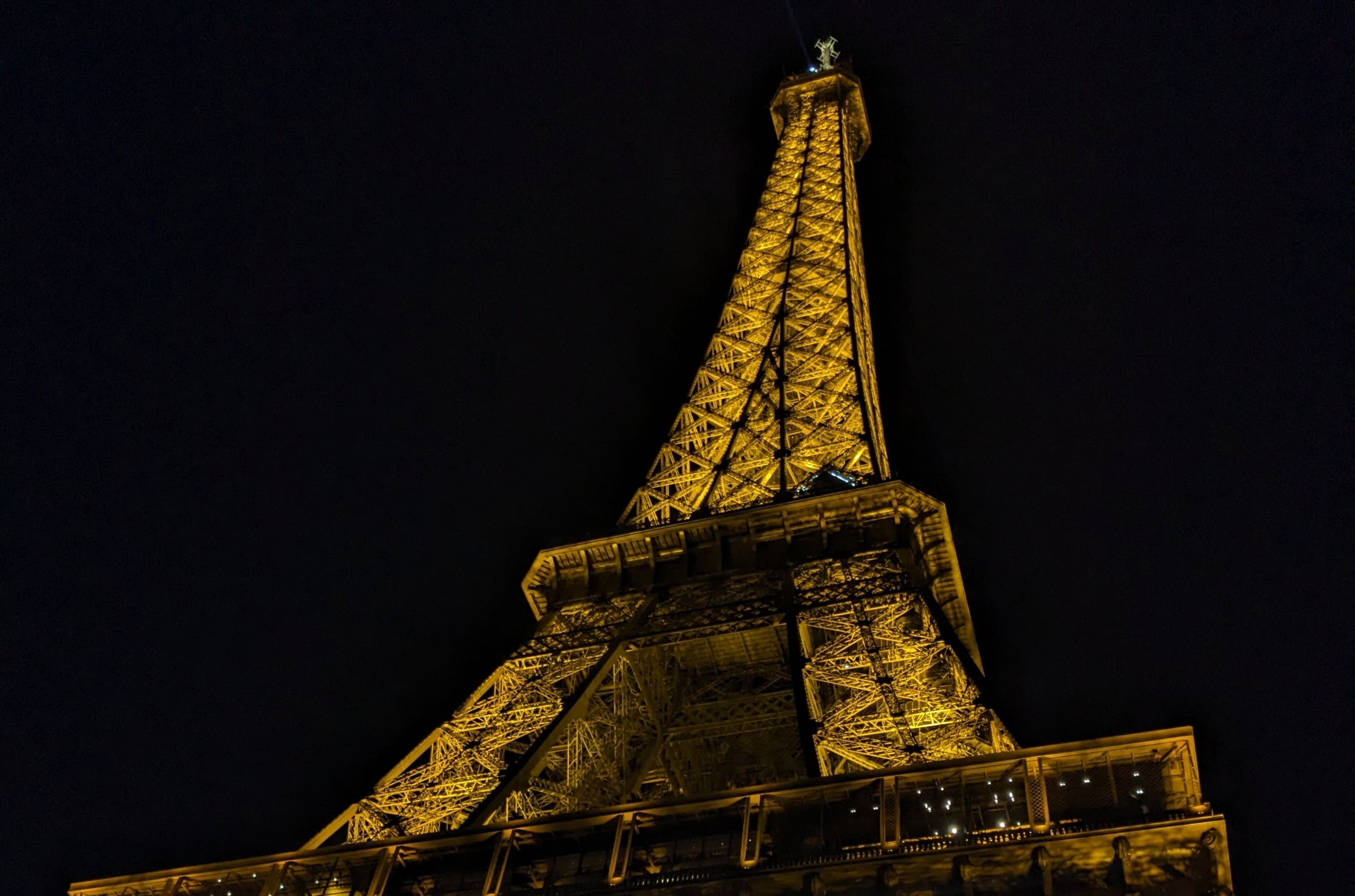 Der Eiffelturm bei Nacht