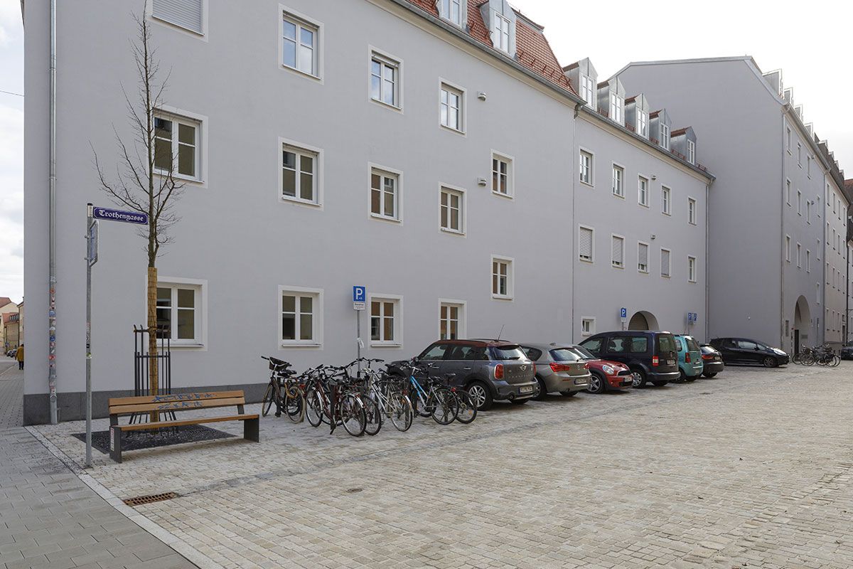 Neugestaltung Trothengasse-Bertoldstraße - Foto - Auf dem Bild sind Parkmöglichkeiten und Fahrradabstellplätze für Anlieger zu sehen