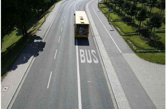 Verkehr und Mobilität - Luftbild Bus auf einer Busspur - links und rechts von der Straße Bäume