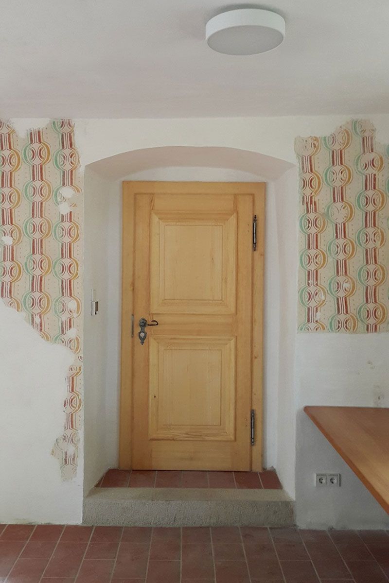 Salettl und Quartiersunterkunft - Tür im Erdgeschoss
