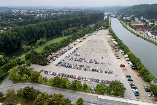 Fotografie - Luftbild - Blick über den Parkplatz - rechts im Bild Rhein-Main-Donau-Kanal