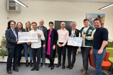 Fotografie: Die SMV des BSZ Matthäus Runtinger bei der Spendenübergabe an Ariane Weckerle (vorne links) vom 
Tierschutzverein Regensburg, Schulleiter Manfred Soderer (5. v. li.), Bildungsreferentin Dr. Sabine Kellner-Mayrhofer (6. v. li.), Prof. Dr. Hugo Segerer von KUNO (3. v. re.), der SMV und Verbindungslehrkräften
