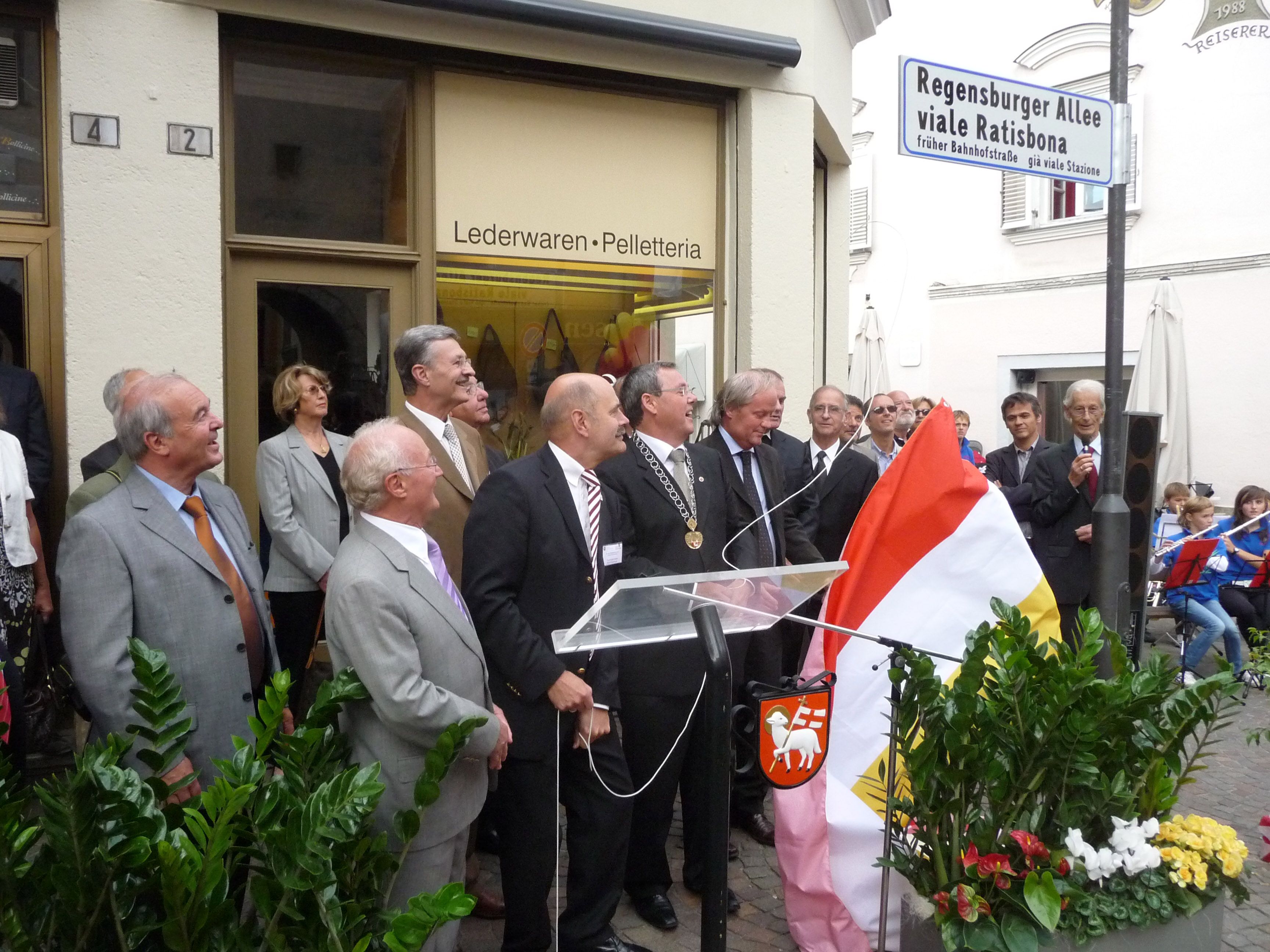 Fotografie: Anlässlich der 40 Jahre währenden Partnerschaft wird 2009 im Beisein von Oberbürgermeister Hans Schaidinger eine Straße in Brixen nach Regensburg benannt.