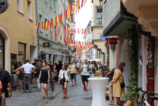 Fotografie: Das Foto zeigt die Obere Bachgasse. Sie ist mit Girlanden geschmückt und gut besucht.  