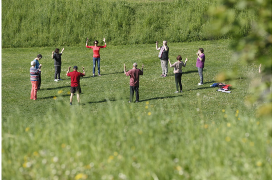 Fotografie: Personen machen Sport im Freien