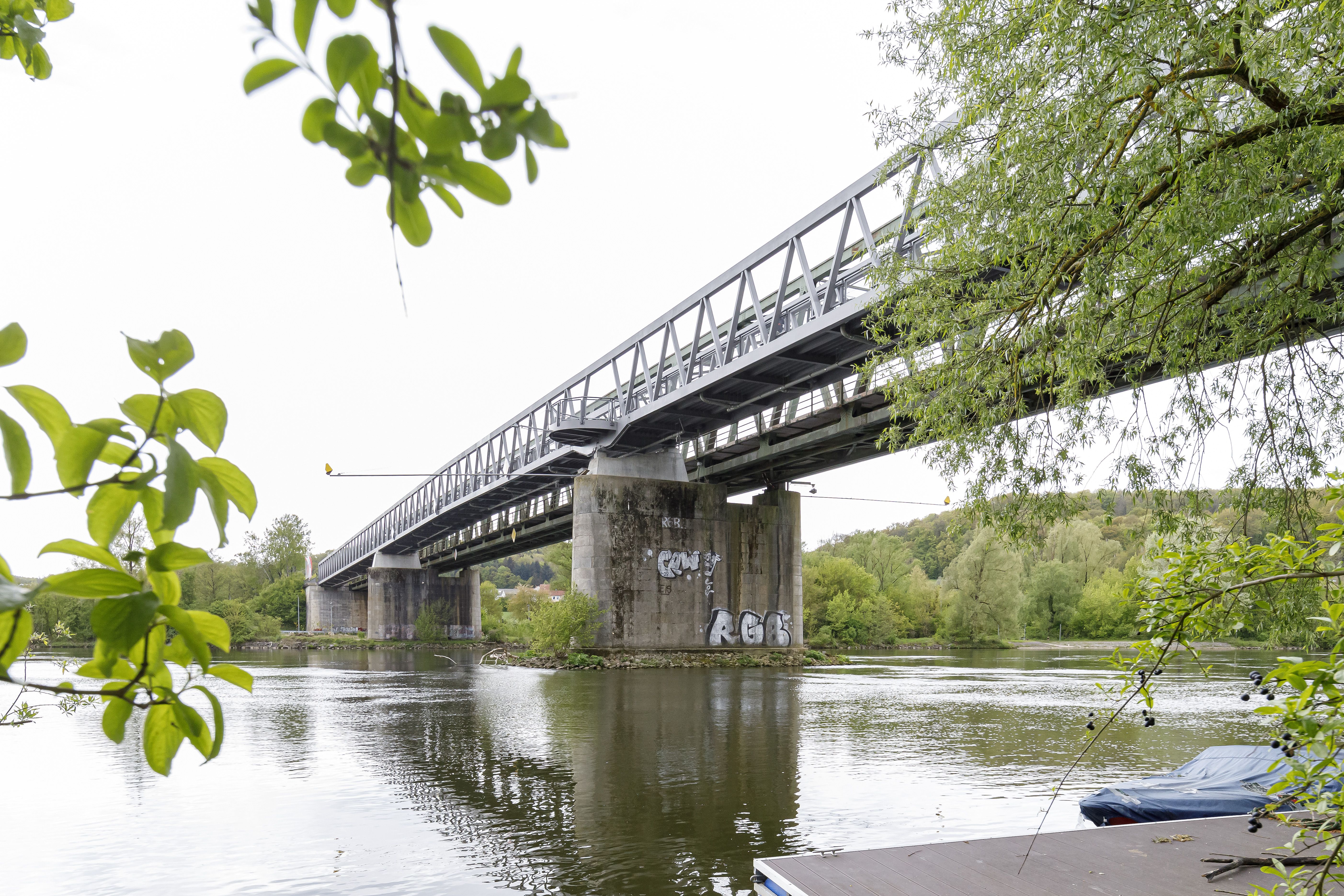 Fotografie: Blick vom Ufer auf die neue Geh- und Radwegbrücke Sinzing