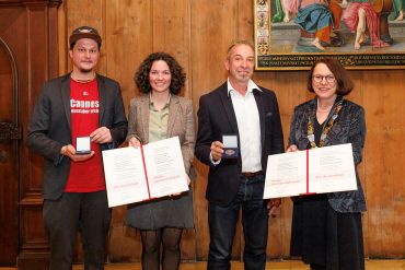 Fotografie - Verleihung des Städtepartnerschaftspreises an Gabriel Fieger und Amrei Keul, organisatorische und künstlerische Leitung der Internationalen Kurzfilmwoche Regensburg, und Jacques Pouillet, Mitglied des Verwaltungsrats des Festival International du Court-Métrage Clermont-Ferrand; im Bild mit Oberbürgermeisterin Gertrud Maltz-Schwarzfischer
