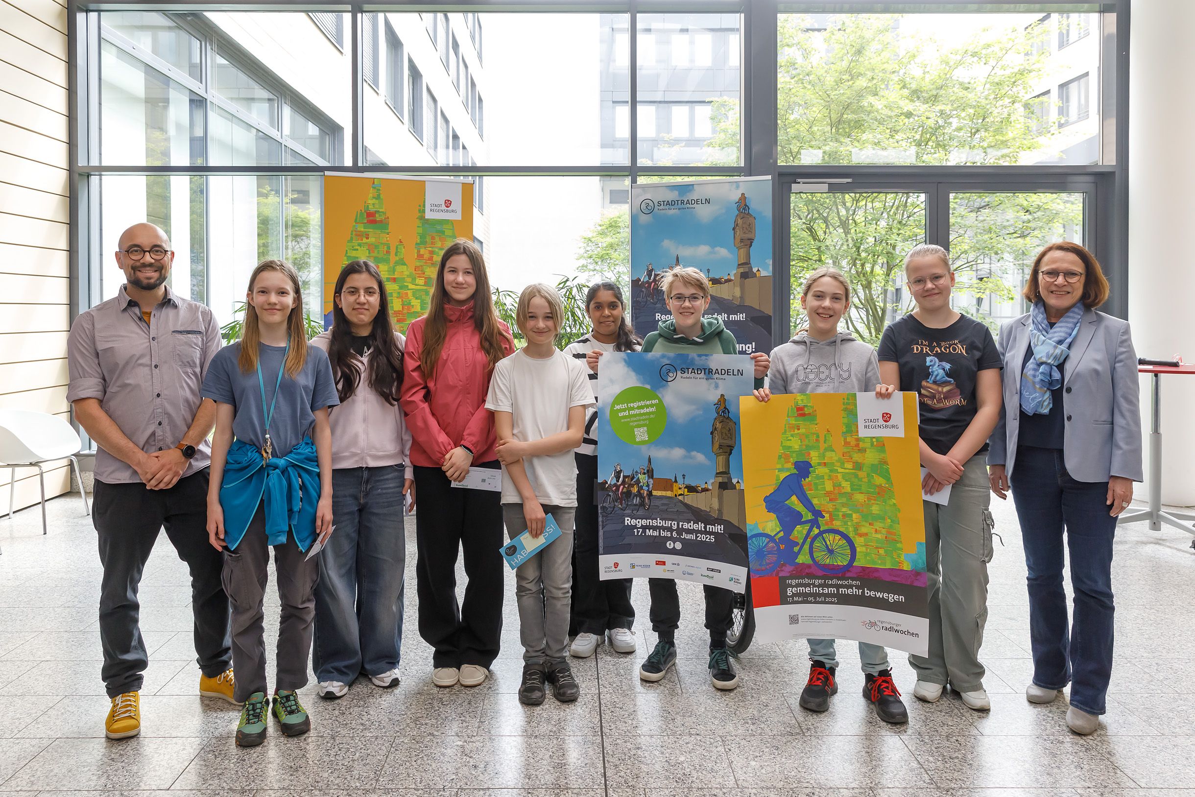 Fotografie – Gruppenbild mit Oberbürgermeisterin Gertrud Maltz-Schwarzfischer und den Schülerinnen und Schülern des Goethe-Gymnasiums