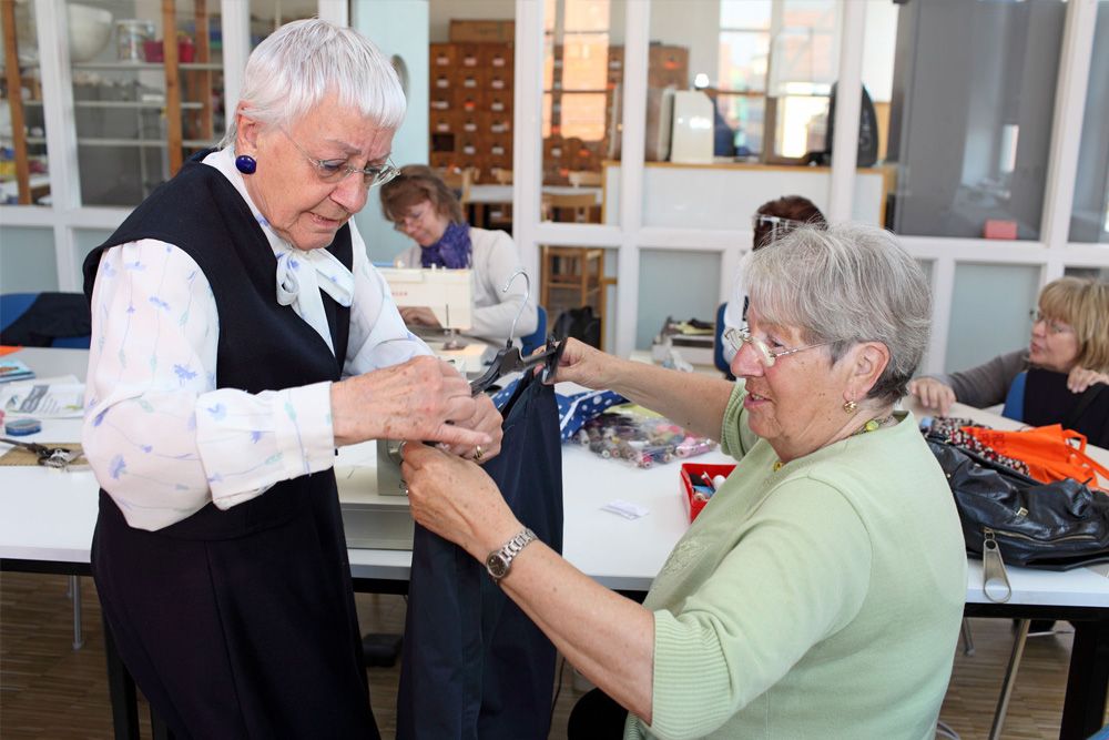 Seniorenportal - Nadel und Zwirn - Seniorinnen beim gemeinsamen Nähen im Treffpunkt Seniorenbüro