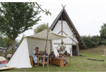 Fotografie: Zelt vor dem Bajuwarenhaus (C) Bilddokumentation Stadt Regensburg