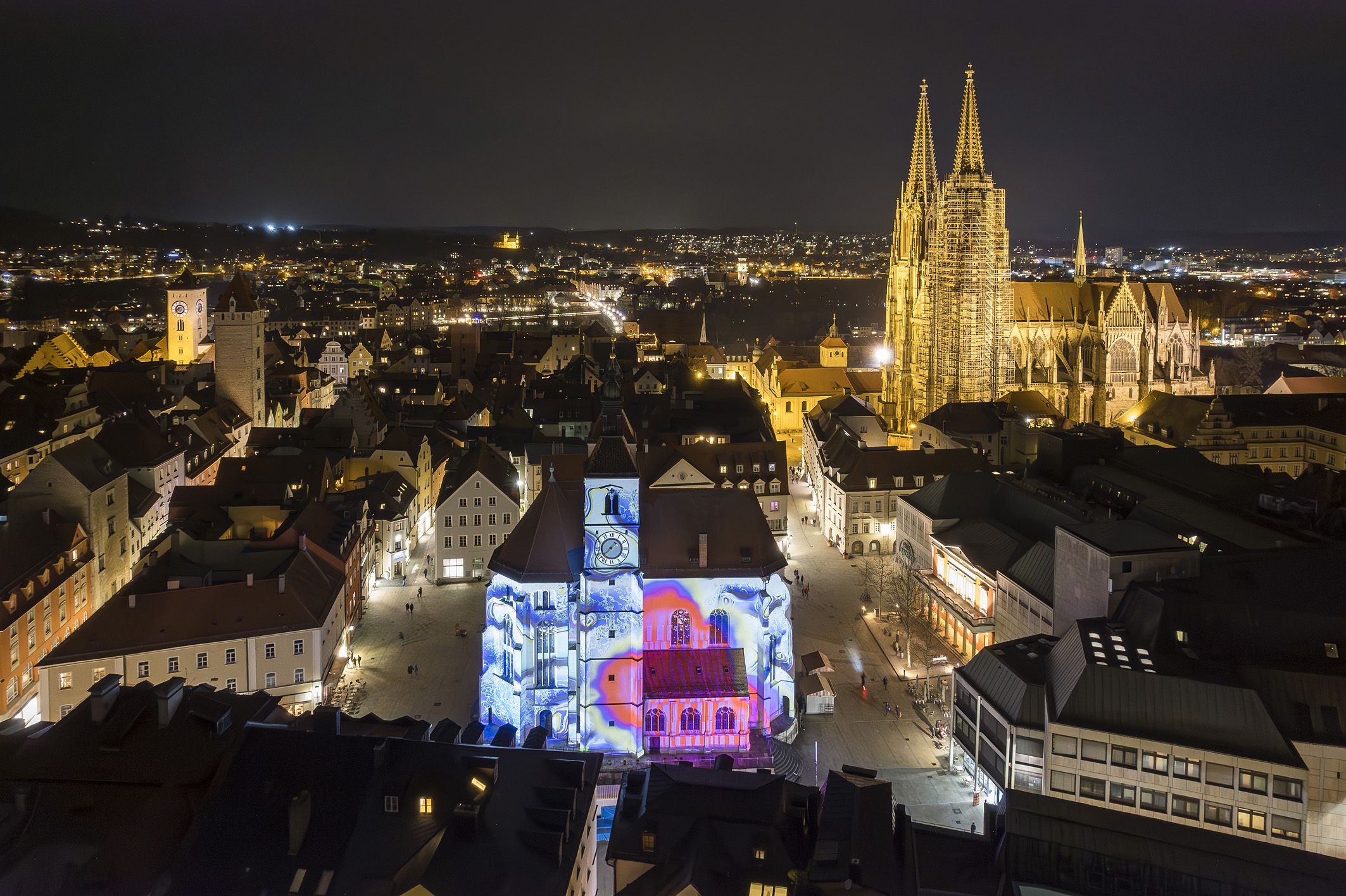 Fotografie: Drohnenaufnahme der Neupfarrkirche bei RE.LIGHT