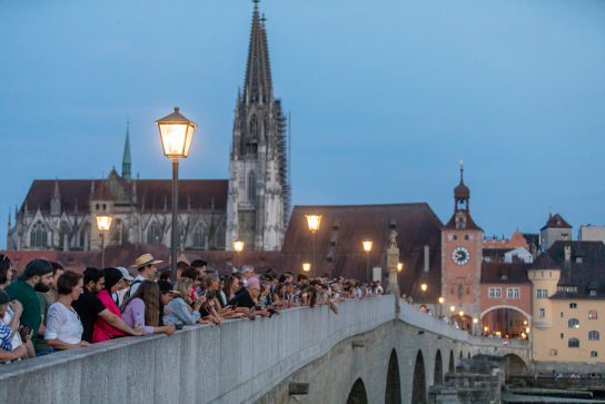 Fotografie: Bürgerfest 2023, viele Menschen auf der Steinernen Brücke mit Sicht auf Dom in der Abenddämmerung
