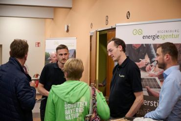 Foto vom Infostand der Energieagentur Regensburg e.V. bei der Veranstaltung "Die Energie- und Wärmewende in Regensburg" am 5. Juni 2025. Veranstaltung fand im Rahmen der Nachhaltigkeitswoche 2025 statt und stellte u.a. den Stand der kommunalen Wärmeplanung vor.