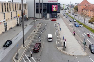 Fotografie: Rollstühle blockieren Parkplätze vor den Arcaden.