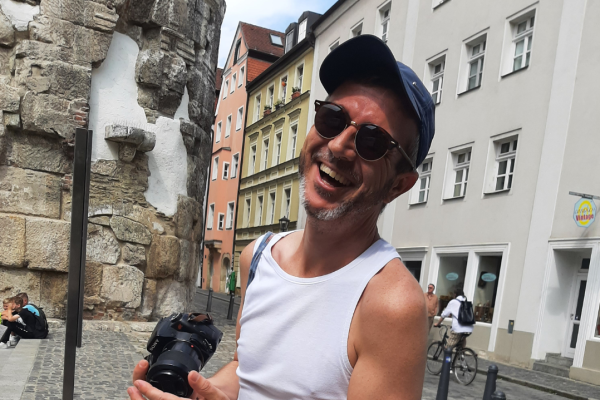 Die Fotografie zeigt ein Porträt des Künstlers