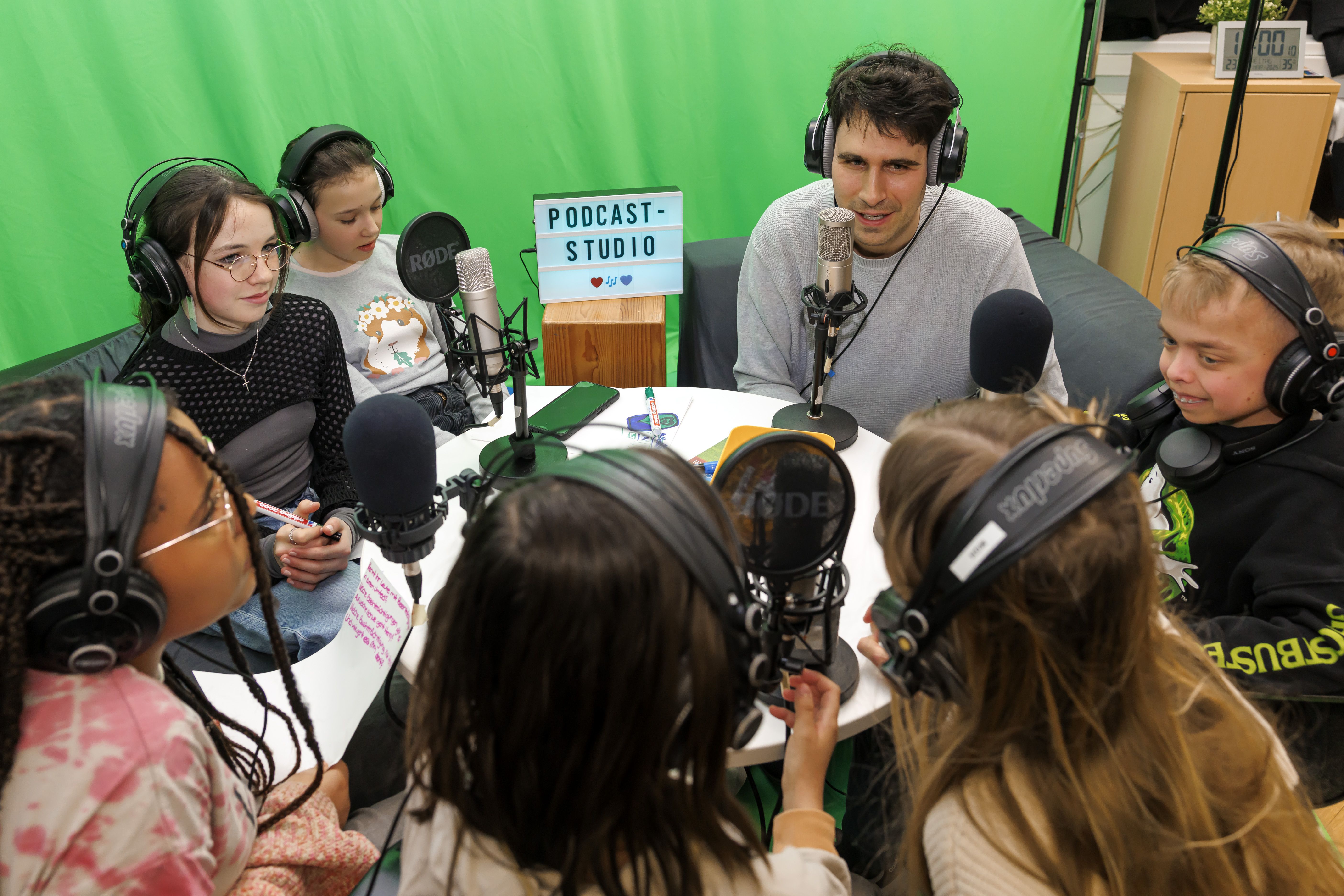 Fotografie: Die Podcast-Crew mit Gast Henry und dem Sozialpädagogen Michael Jungbauer aus dem Pater-Rupert-Mayer-Zentrum in Regensburg