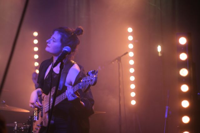 Konzert der Band "Levanter" im W1 - Zentrum für junge Kultur. Zu erkennen ist die Bassistin der Band vor einer Reihe von Scheinwerfern.