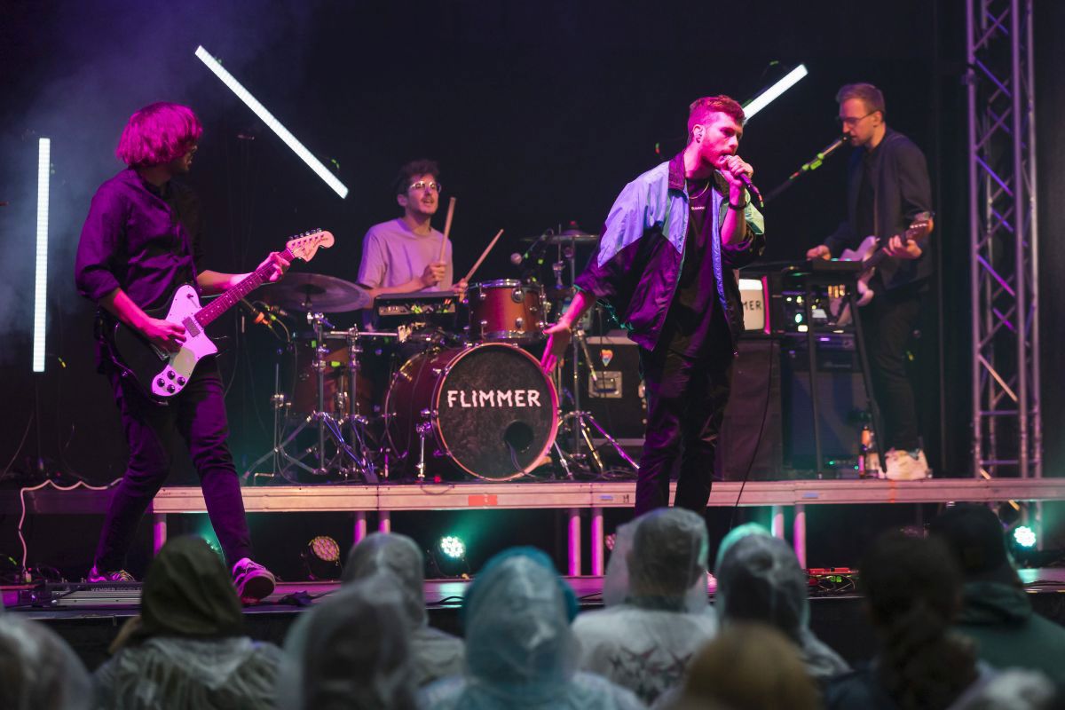 Fotografie – Die vierköpfige Band „FLIMMER“ auf der Bühne beim Konzert in Regensburg 2021