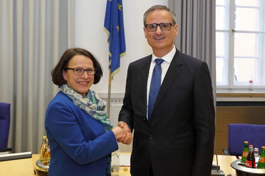 Bürgermeisterin Gertrud Maltz-Schwarzfischer gratuliert Wolfgang Dersch zu seiner Wahl als neuer Kulturreferent.