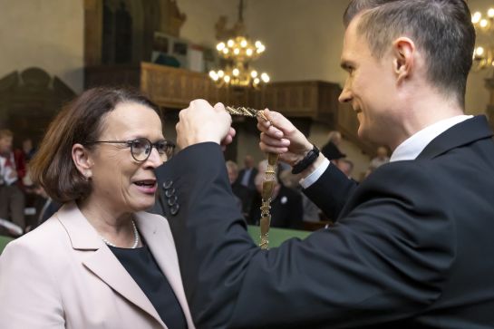 Fotografie: Michael Engl legt Oberbürgermeisterin Gerturd Maltz-Schwarzfischer die historische OB-Kette an.