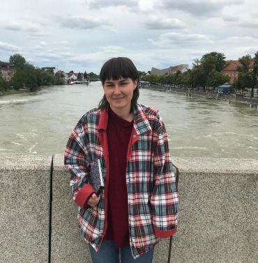 Die Fotografie zeigt ein Porträt der Künstlerin Lea Bouttier