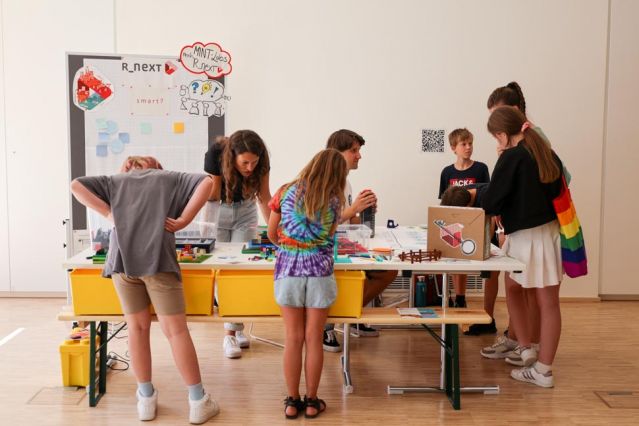 Besucher*innen beim R_NEXT-Stand 