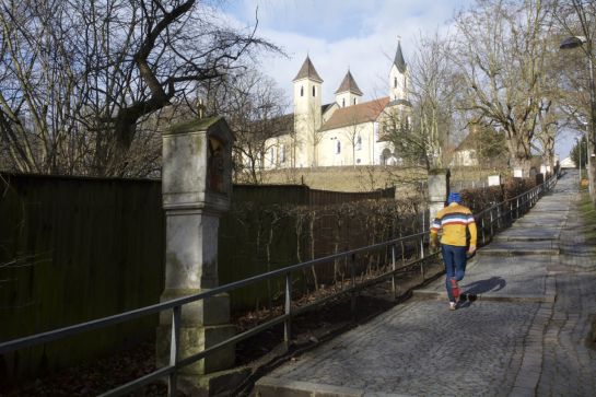 Fotografie – Jogger läuft den Kreuzweg hinauf, im Hintergrund die Dreifaltigkeitskirche