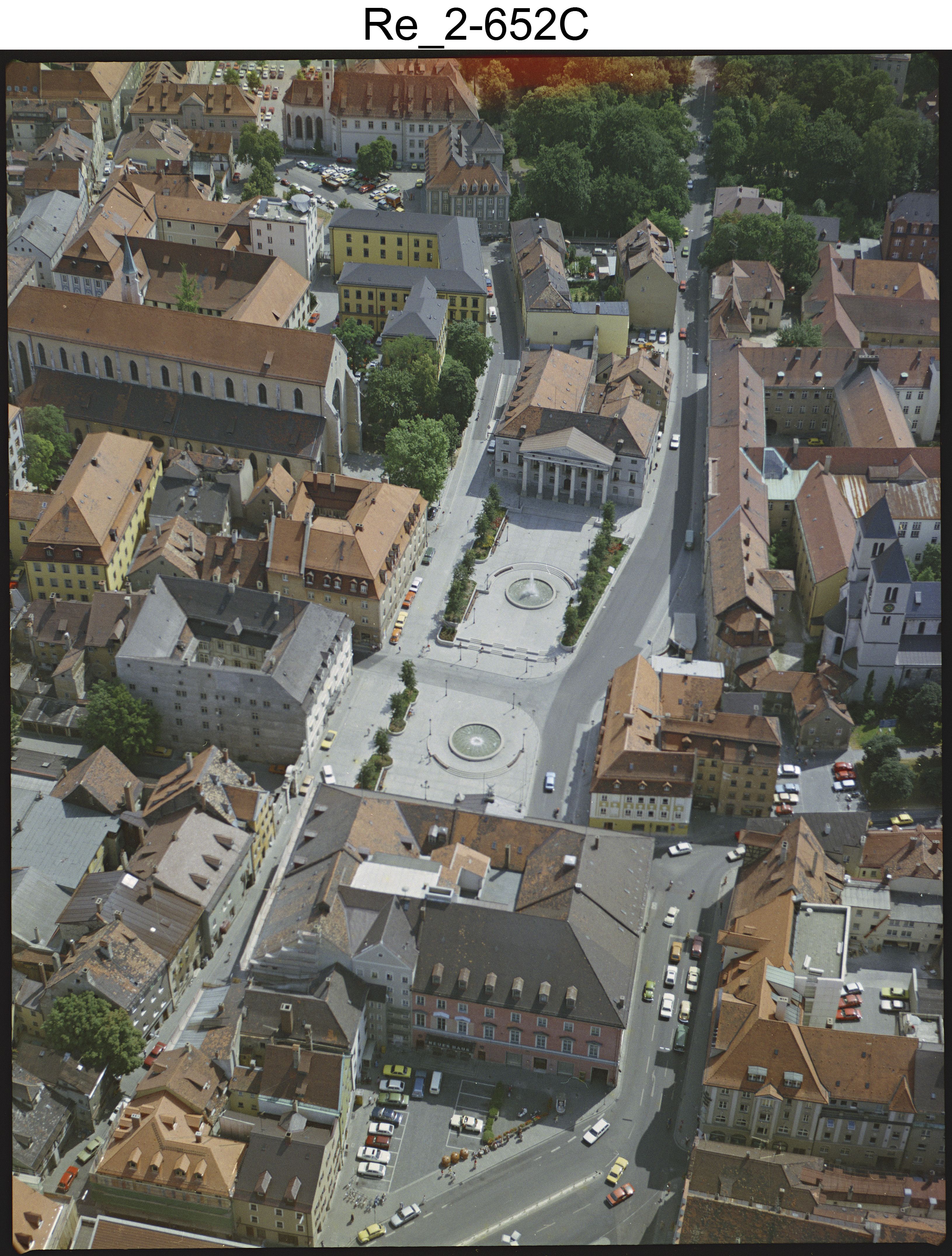 Fotografie: 1982: Der frisch hergerichtete Platz nach dem Bau der Tiefgarage. 
